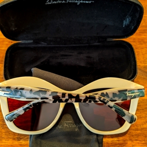 Beautiful Ferragamo sunglasses 🕶️ Used jost one Time .. New condition w box - Picture 14 of 16